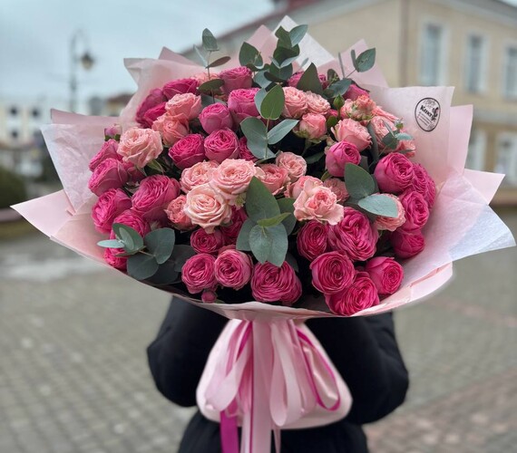 Букет из кустовых пионовидных роз