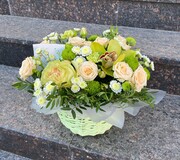 Корзина с цветами в зеленых тонах