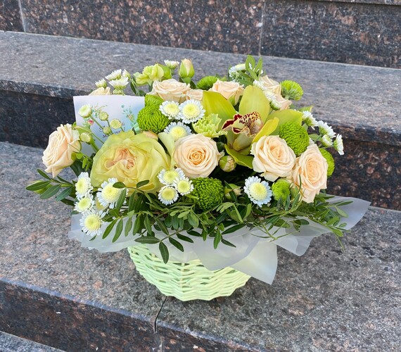 Корзина с цветами в зеленых тонах