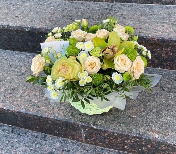 Стильная корзина с цветами зелено-кремовых тонах