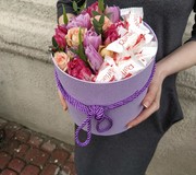 коробка с цветами и сладостями