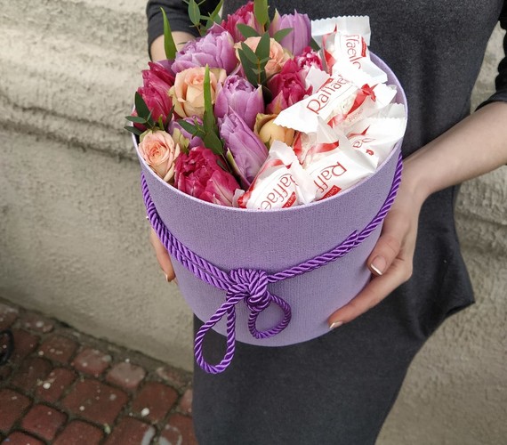 коробка с цветами и сладостями