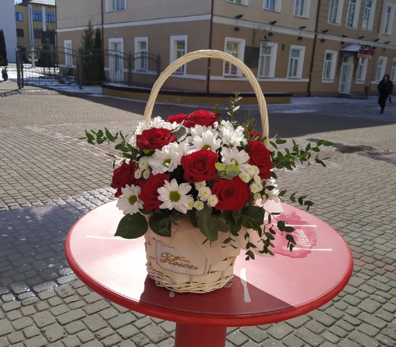 Корзина Розы и ромашка