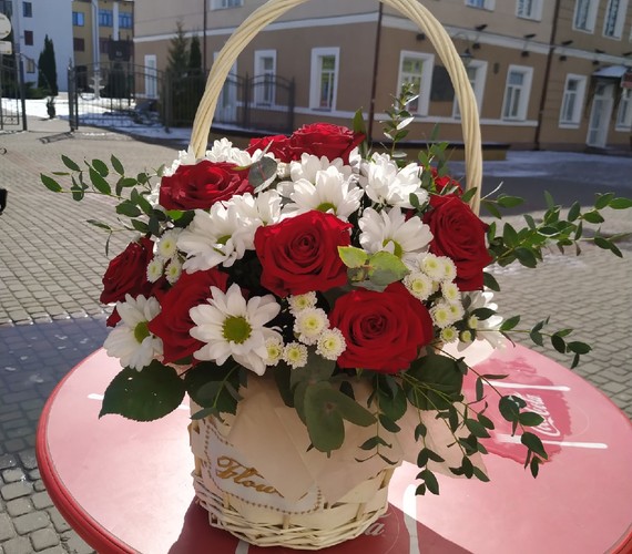 корзина с розами