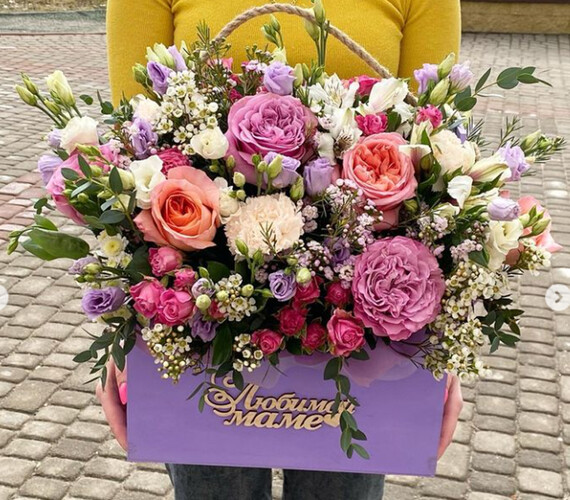 Ящик с пионовидными розами