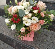 корзина с белыми розами