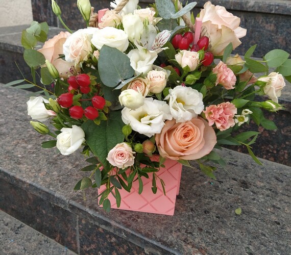 корзина с белыми розами