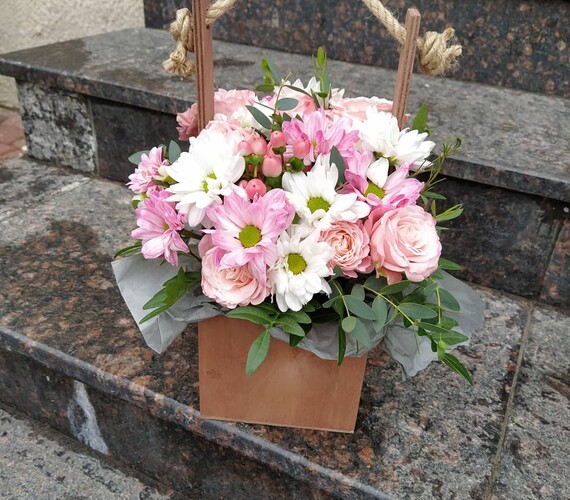 Ящик с цветами С Любовью