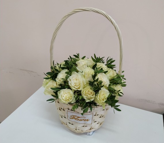 Корина белых роз