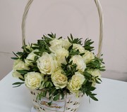 корзина с белыми розами