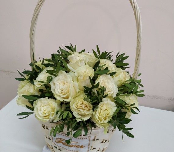 корзина с белыми розами
