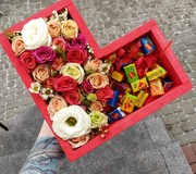 ящик с цветами и конфетами