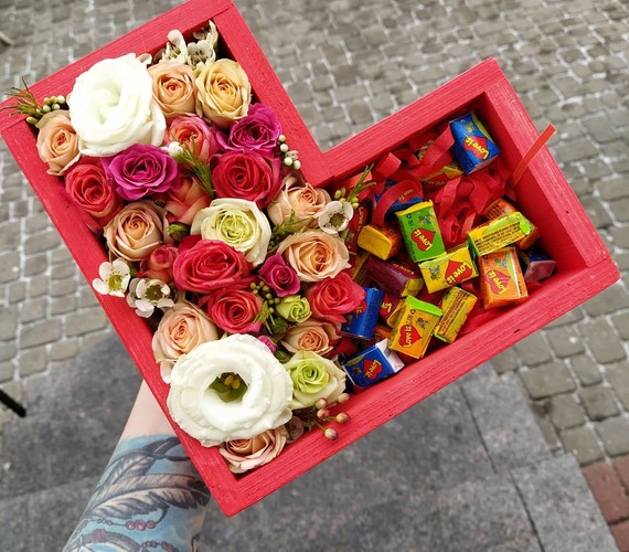 ящик с цветами и конфетами