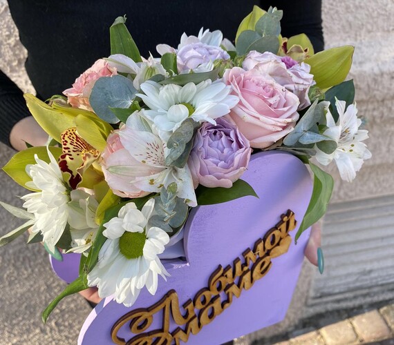 корзина с белыми розами