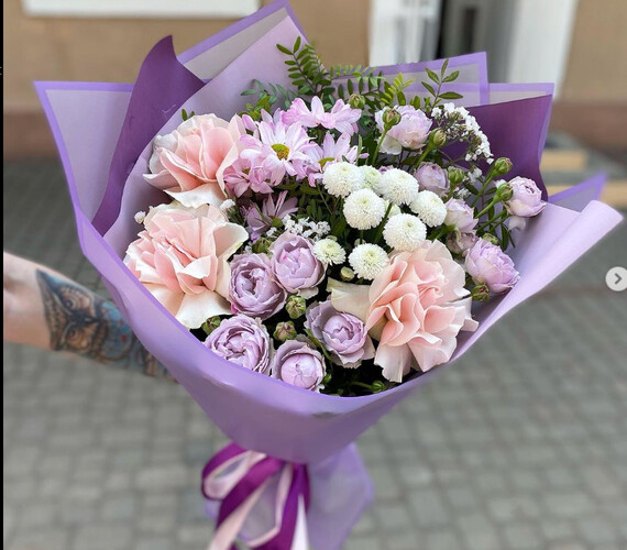 Букет из кустовых роз и хризантем