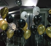 Украшение зала в черно-золотой палитре