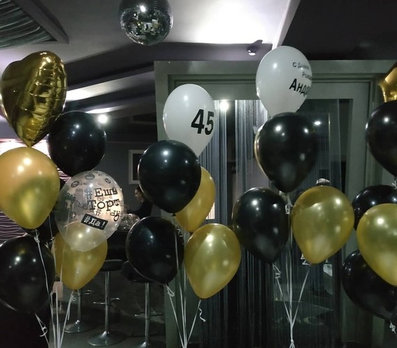 Украшение зала в черно-золотой палитре