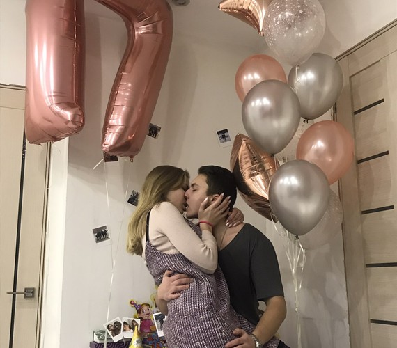 Две цифры и фонтан розовое золото