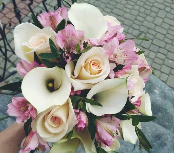 Свадебный букет светло-розовый из калл