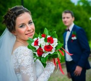 Свадебный букет красно-белый из красных роз и ромашки