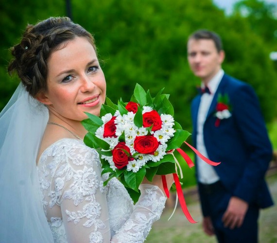 Свадебный букет красно-белый из красных роз и ромашки