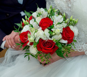 Свадебный букет красно-белый Яркий момент