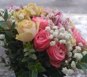 Свадебный букет их кустовых роз и альстромерий