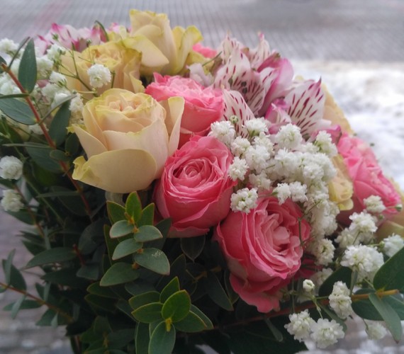 Свадебный букет их кустовых роз и альстромерий