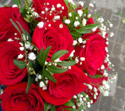 Свадебный букет из красных роз и гипсофила