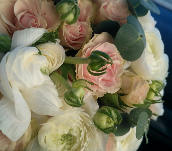 Свадебный букет из кустовых роз и ранункулюсов