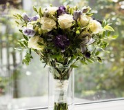 Свадебный букет из кустовых роз и эустомы