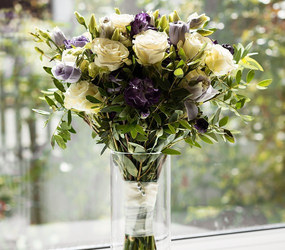 Свадебный букет из кустовых роз и эустомы