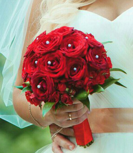 Свадебный букет из красных роз