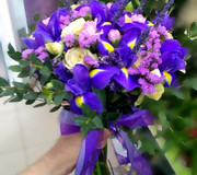 Свадебный букет из ирисов и лаванды