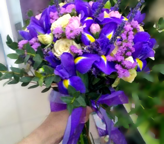 Свадебный букет из ирисов и лаванды