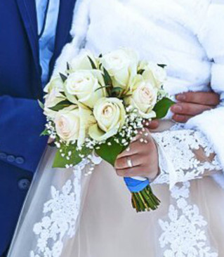 Свадебный букет из белых роз