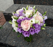 Свадебный букет из эустомы в фиолетовых тонах