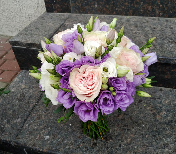 Свадебный букет из эустомы в фиолетовых тонах