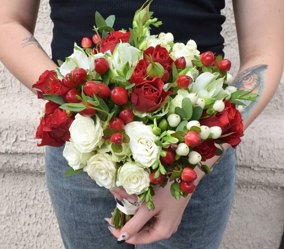 Свадебный букет красно-белый Шарм