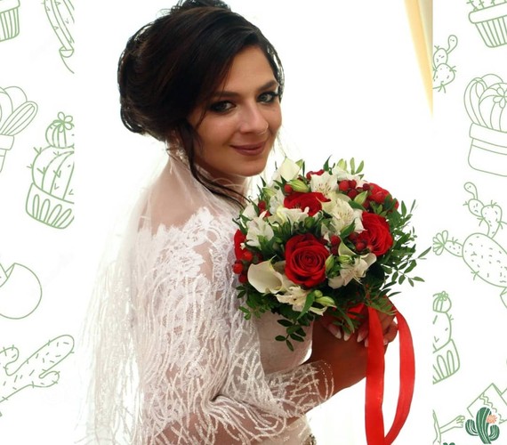 Свадебный букет из красных роз и калл