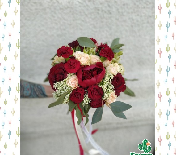 Свадебный букет с красными пионами