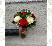 Свадебный букет из красных и белых роз
