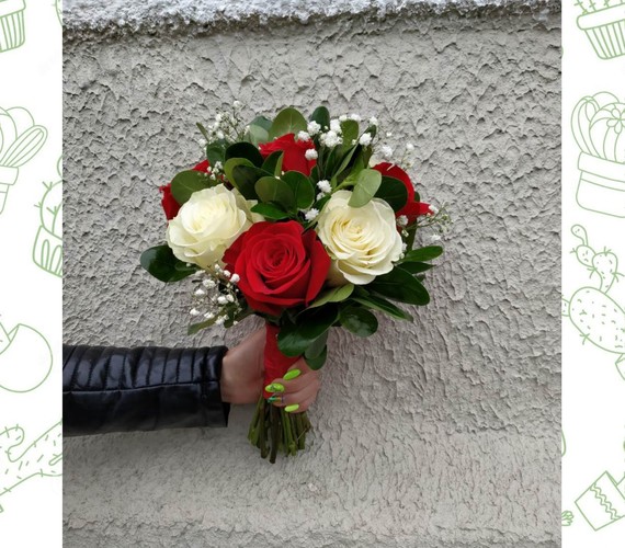 Свадебный букет из красных и белых роз