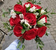 Свадебный букет из роз и альстромерии