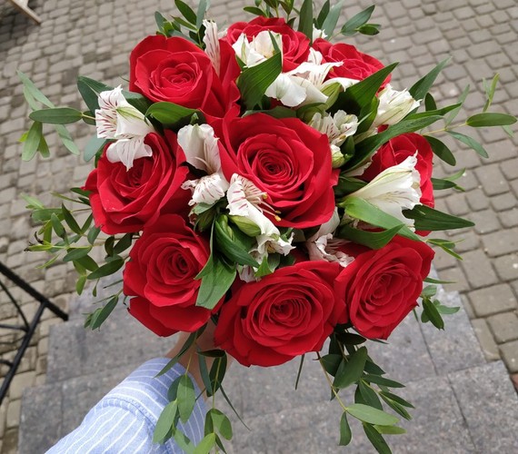 Свадебный букет из роз и альстромерии