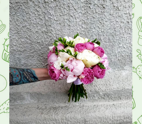 Свадебный букет и пионов и пионовидной розы бело-розовый