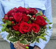 Свадебный букет красный из роз и ягод