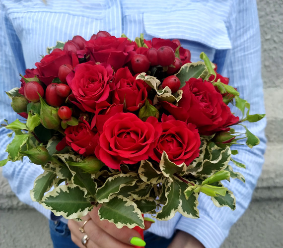 Свадебный букет красный из роз и ягод