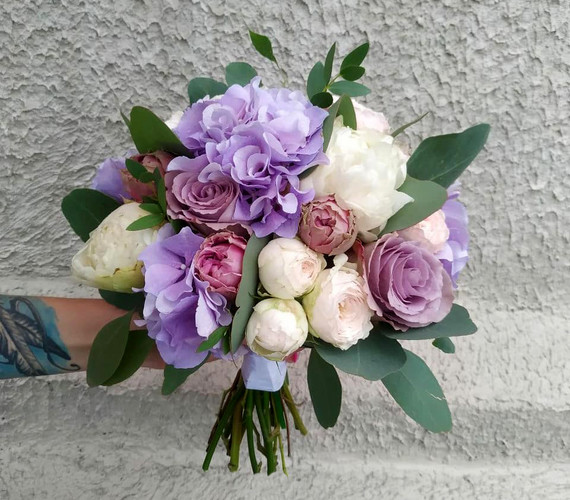 Свадебный букет из пионов и гортензии