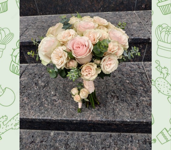 Свадебный букет из роз в нежных тонах